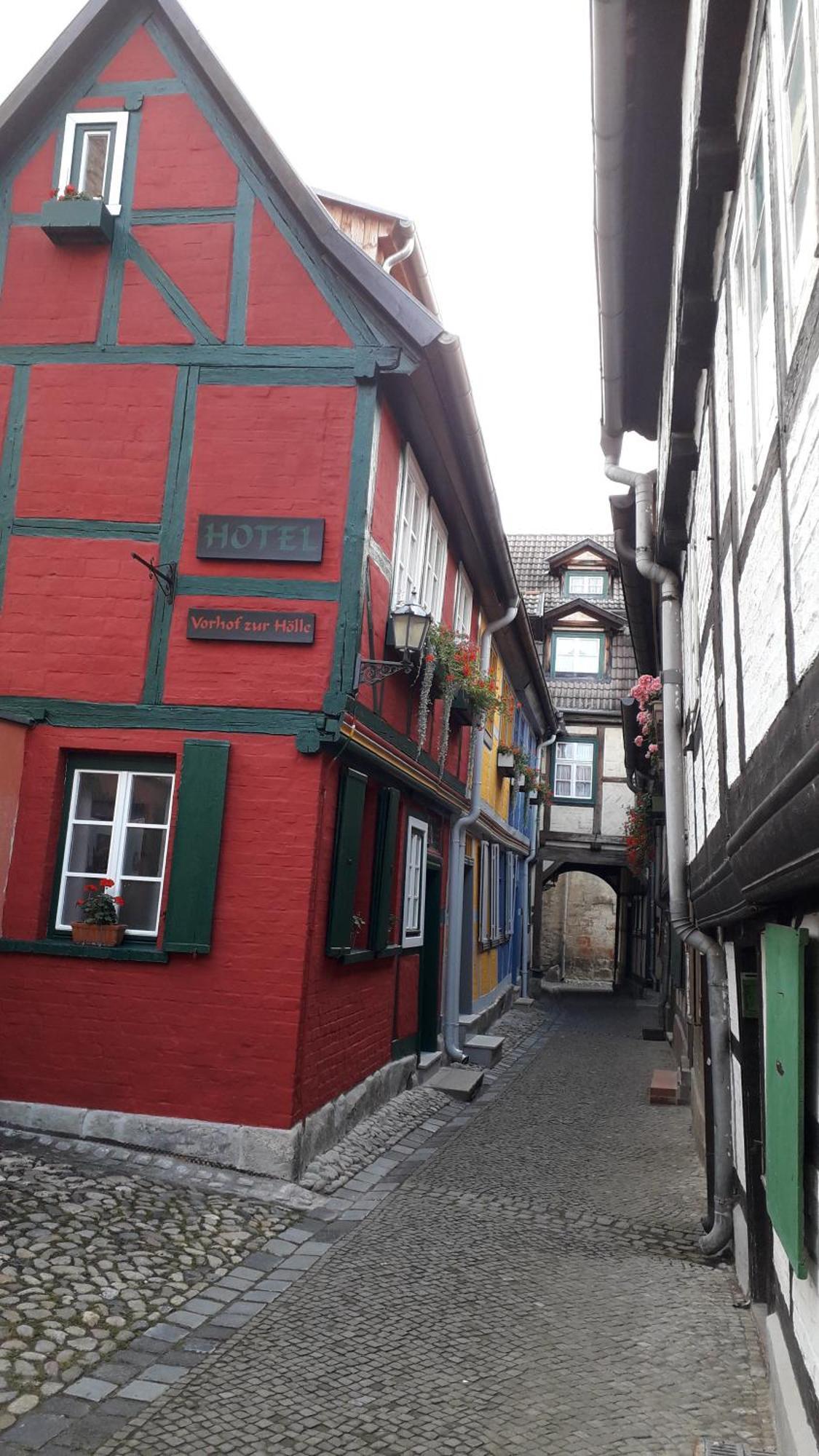 Fachwerkhotel - Ferienhaeuser Vorhof Zur Hoelle Quedlinburg Buitenkant foto