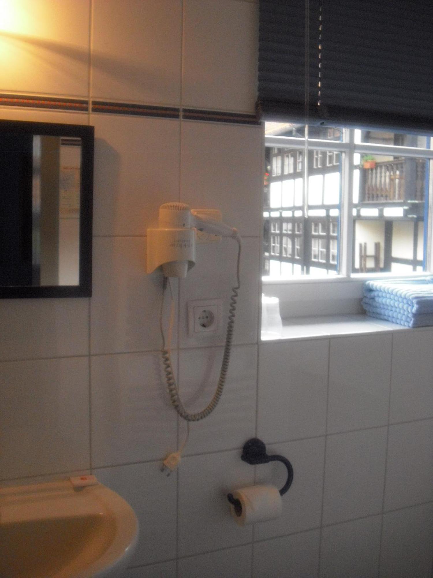 Fachwerkhotel - Ferienhaeuser Vorhof Zur Hoelle Quedlinburg Kamer foto